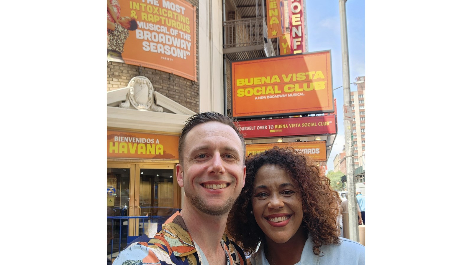 Francis Mercier et sa conjointe Laritza Rivero Aguilar devant le Gerald Schoenfeld Theatre de New York, où les instruments de percussion Moperc sont partie intégrante d’une comédie musicale..
