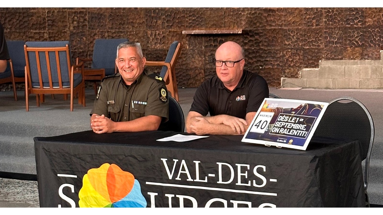 Accompagné de policiers de la Sûreté du Québec du poste des Sources, M. Grimard souligna l’importance de jumeler une campagne de sensibilisation à la baisse de la limite de vitesse dans les rues de la municipalité.