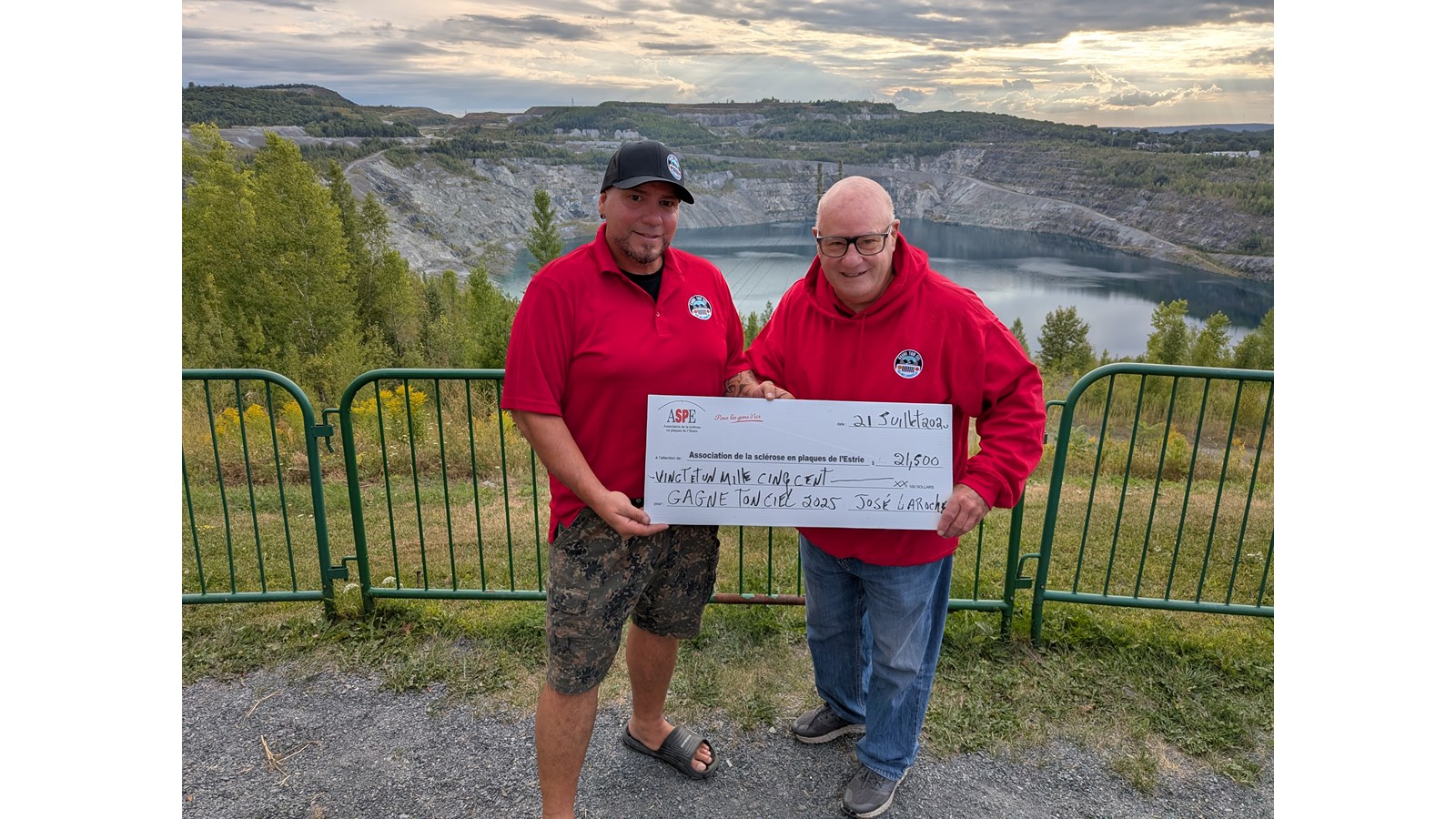 José Laroche responsable de l’événement Gagné ton Ciel présentant un chèque de 21 500$ au Directeur général de l’ASPE de l’Estrie, M. René McKay.