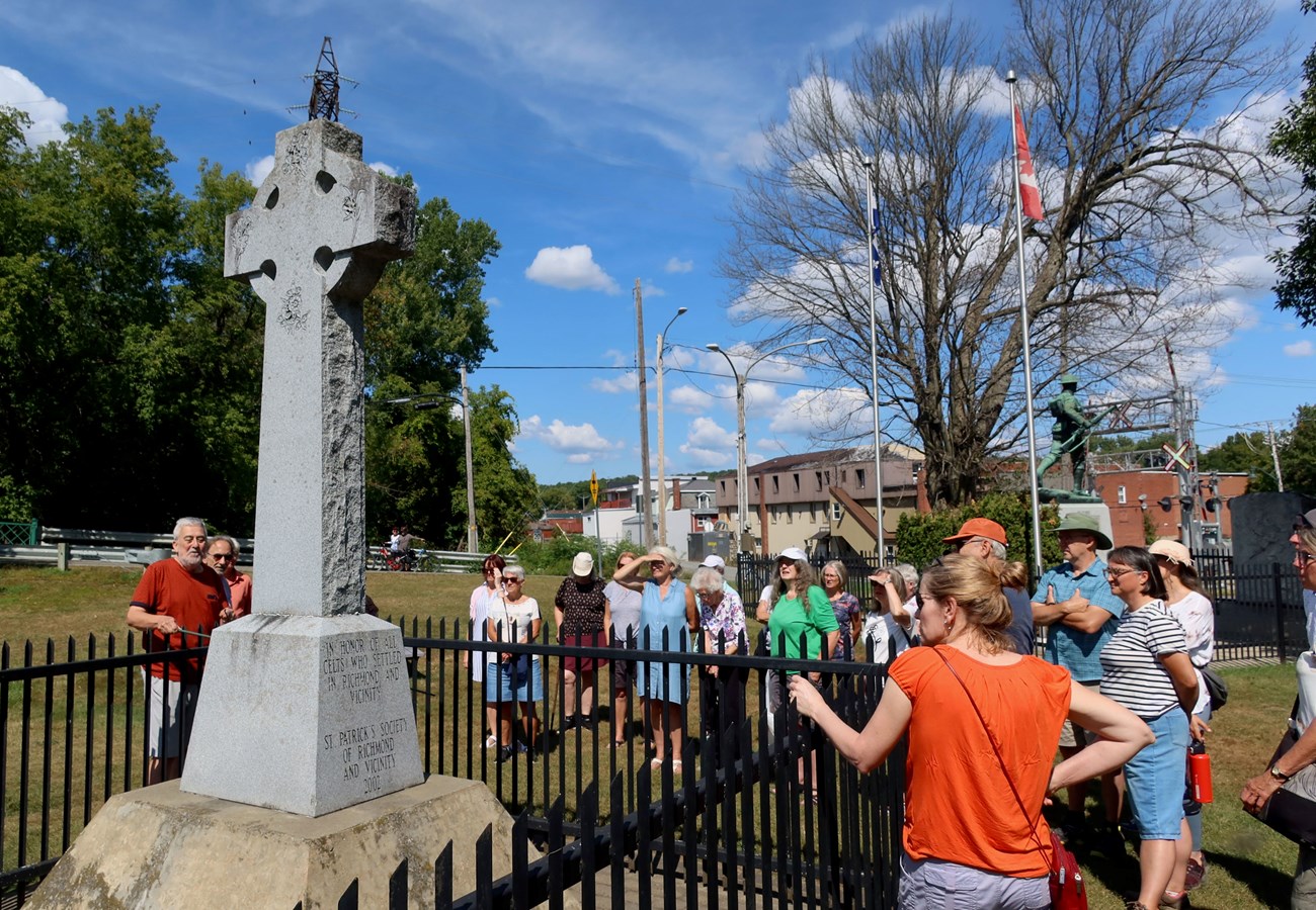La balade a débuté au parc du Souvenir où on retrouve la croix celtique, monument mis en place par la Société Saint-Patrick de Richmond à l’occasion du 125e anniversaire de sa fondation afin de marquer la participation des Celtes à la colonisation de Richmond et des environs.