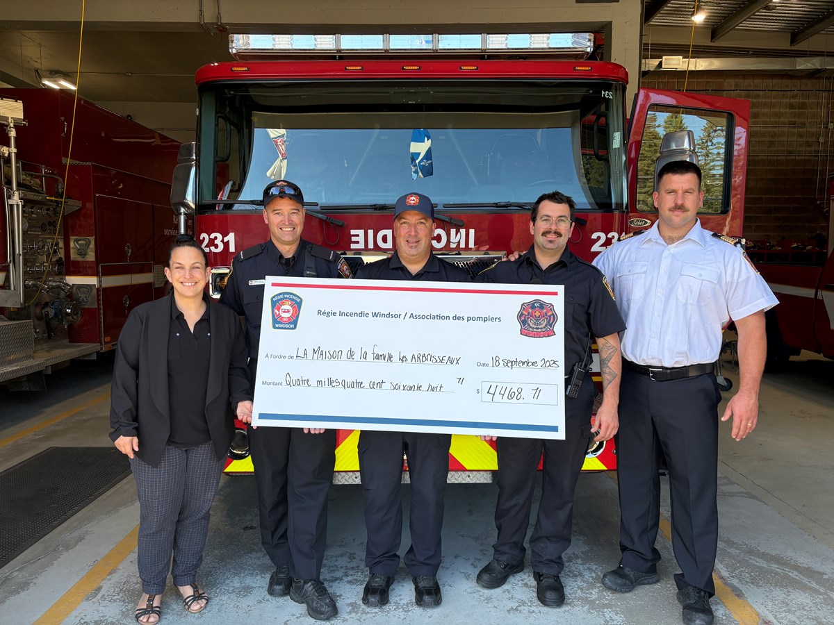 Les pompiers de Windsor remettent plus de 6 100 $ à la Maison de la Famille Les Arbrisseaux