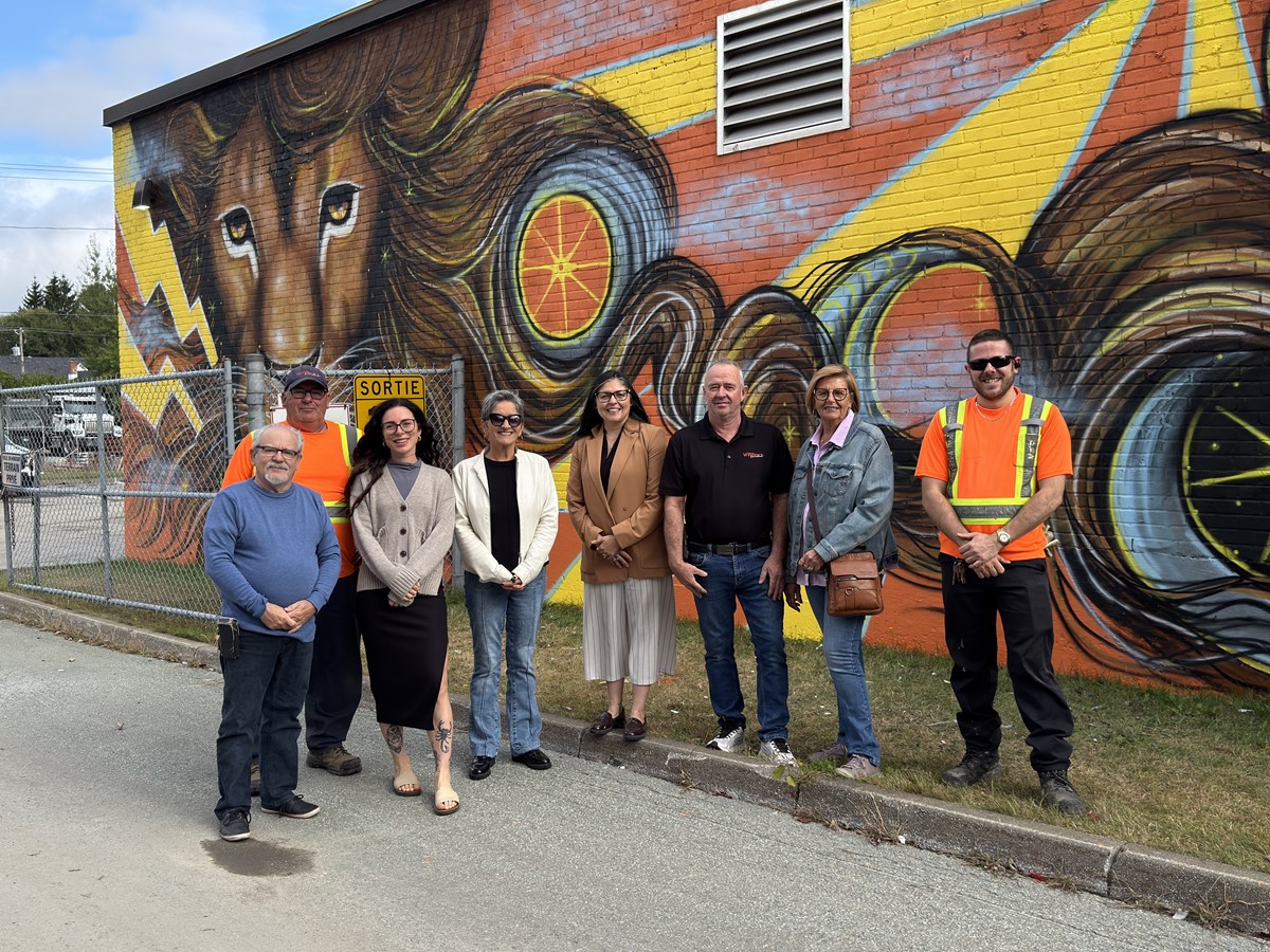 L’artiste muraliste Jessica Chabot vient de réaliser sa sixième murale dans la municipalité, cette fois sur le mur du garage municipal.