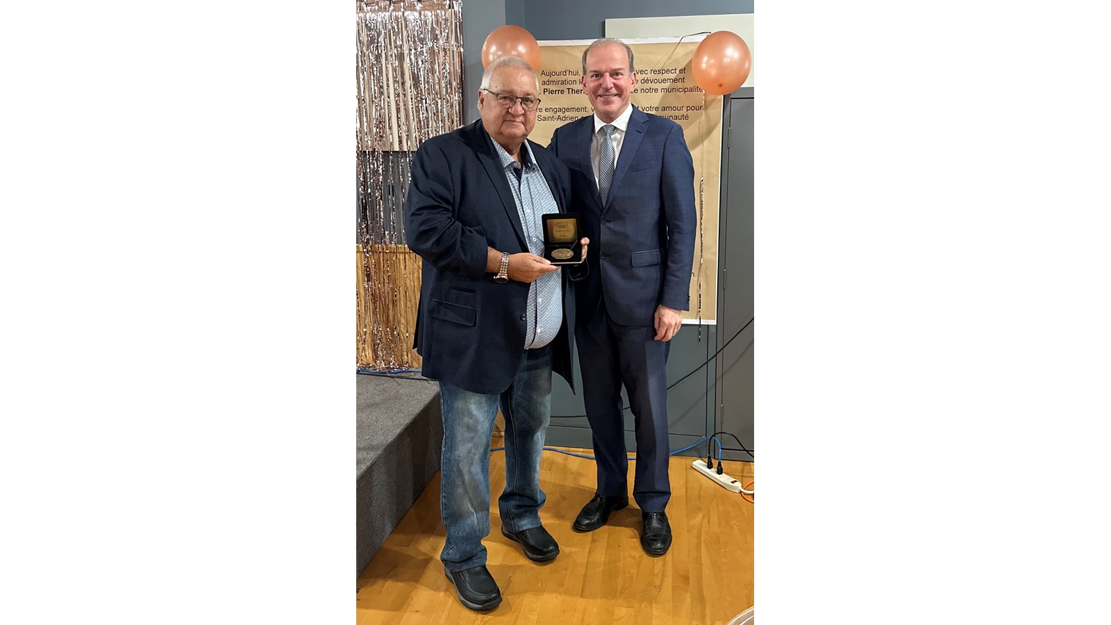 Pierre Therrien recevant la médaille de l’Assemblée nationale des mains du député de Richmond, André Bachand, afin de souligner ses 40 années d’implications politiques et communautaires.