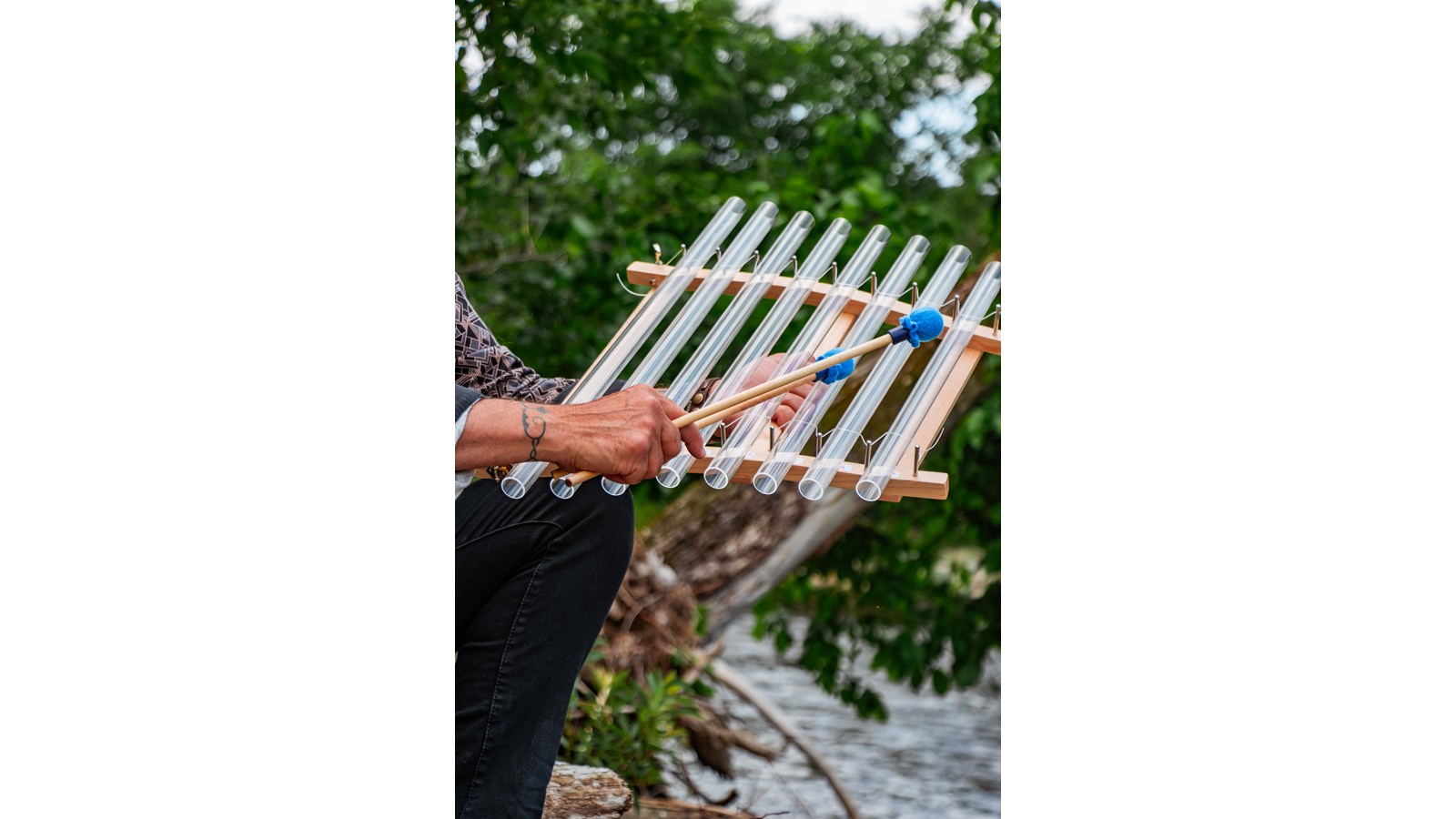 Le quartzophone est une harpe de cristal conçue et inventée par l’artiste québécois Gaudry Normand, fabriquée à la main avec des tubes de cristal de quartz pur.