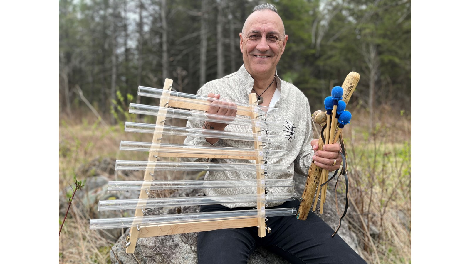 Les gens présents auront l’occasion d’entendre un instrument rare, une harpe de cristal nommée « quartzophone », joué par le compositeur et flûtiste Patrick Therrien, connu pour ses performances au concert de Noël de l’an dernier.