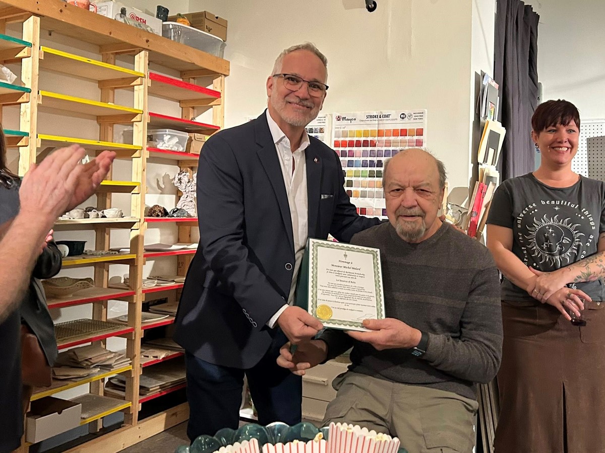 Un moment des plus spécial est aussi venu agrémenter la soirée, alors qu’un hommage fut rendu à l’un des piliers et cofondateurs de la Source d’Arts il y a de cela près de 13 ans maintenant, Michel Bédard.