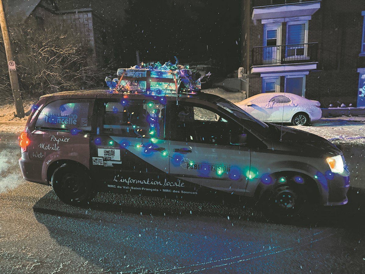 Les participants et les spectateurs se sont laissé emporter par l’esprit de Noël, créant des souvenirs inoubliables. Le journal Actualités-L’Étincelle a pris part au défilé.