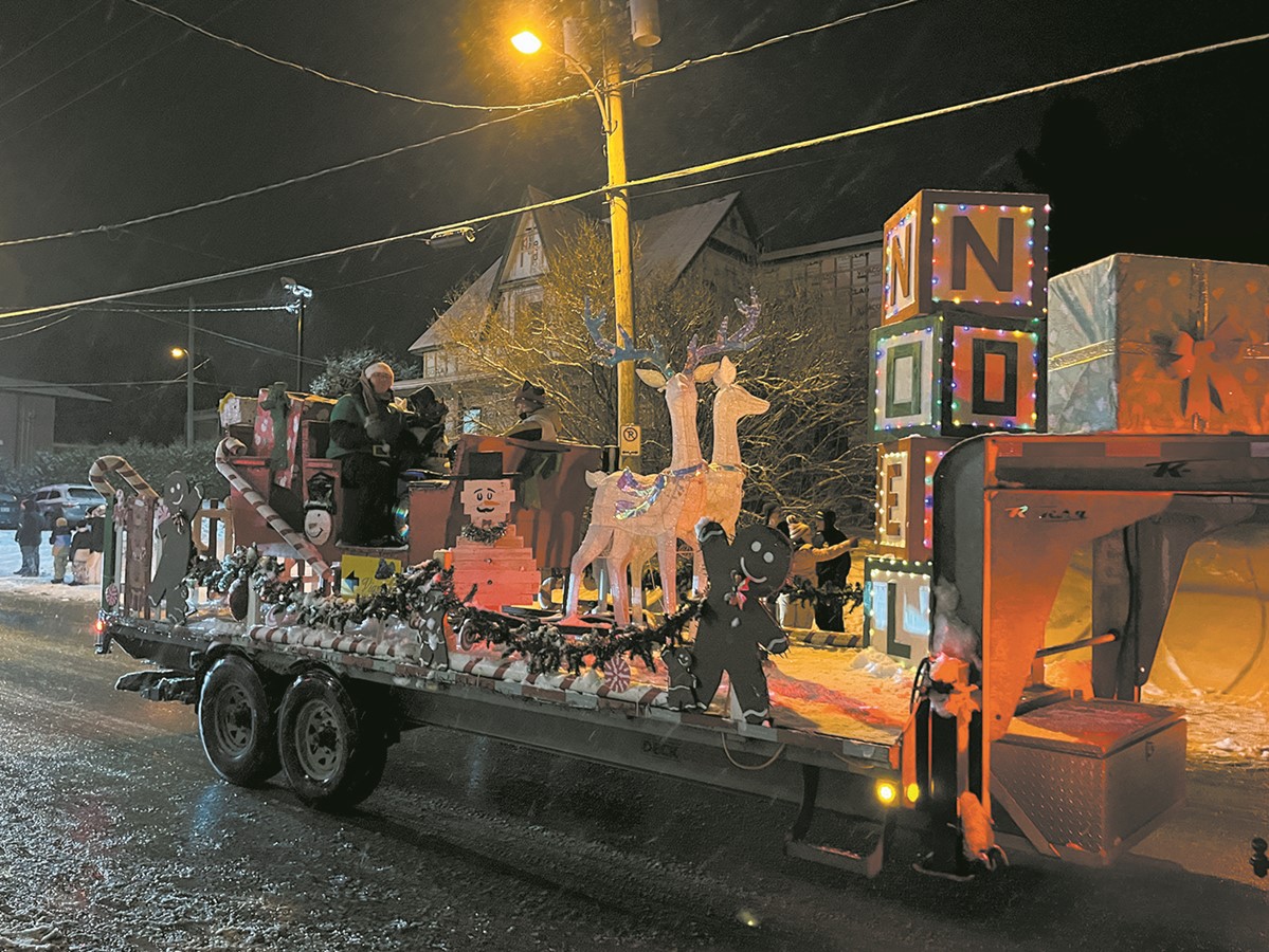Les participants et les spectateurs se sont laissé emporter par l’esprit de Noël, créant des souvenirs inoubliables.