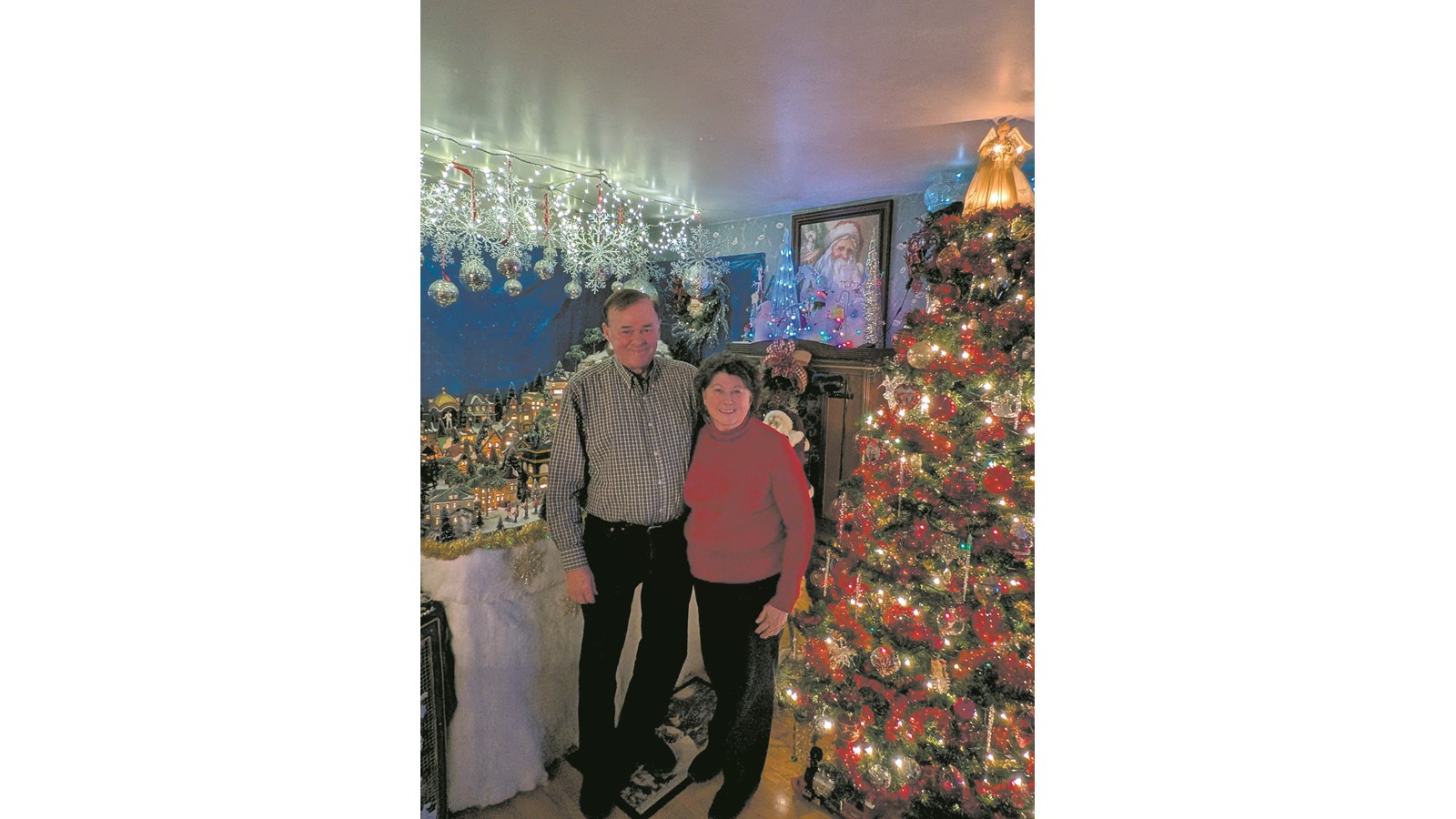 Denis Hinse et Diane Sylvain, un couple passionné habitant de Val-des-Sources, qui ne compte pas les heures pour transformer leur maison en véritable petit musée du bonheur, en y incluant l’imaginaire de toutes les sphères de l’univers mythique et ancestral de la fête de Noël.