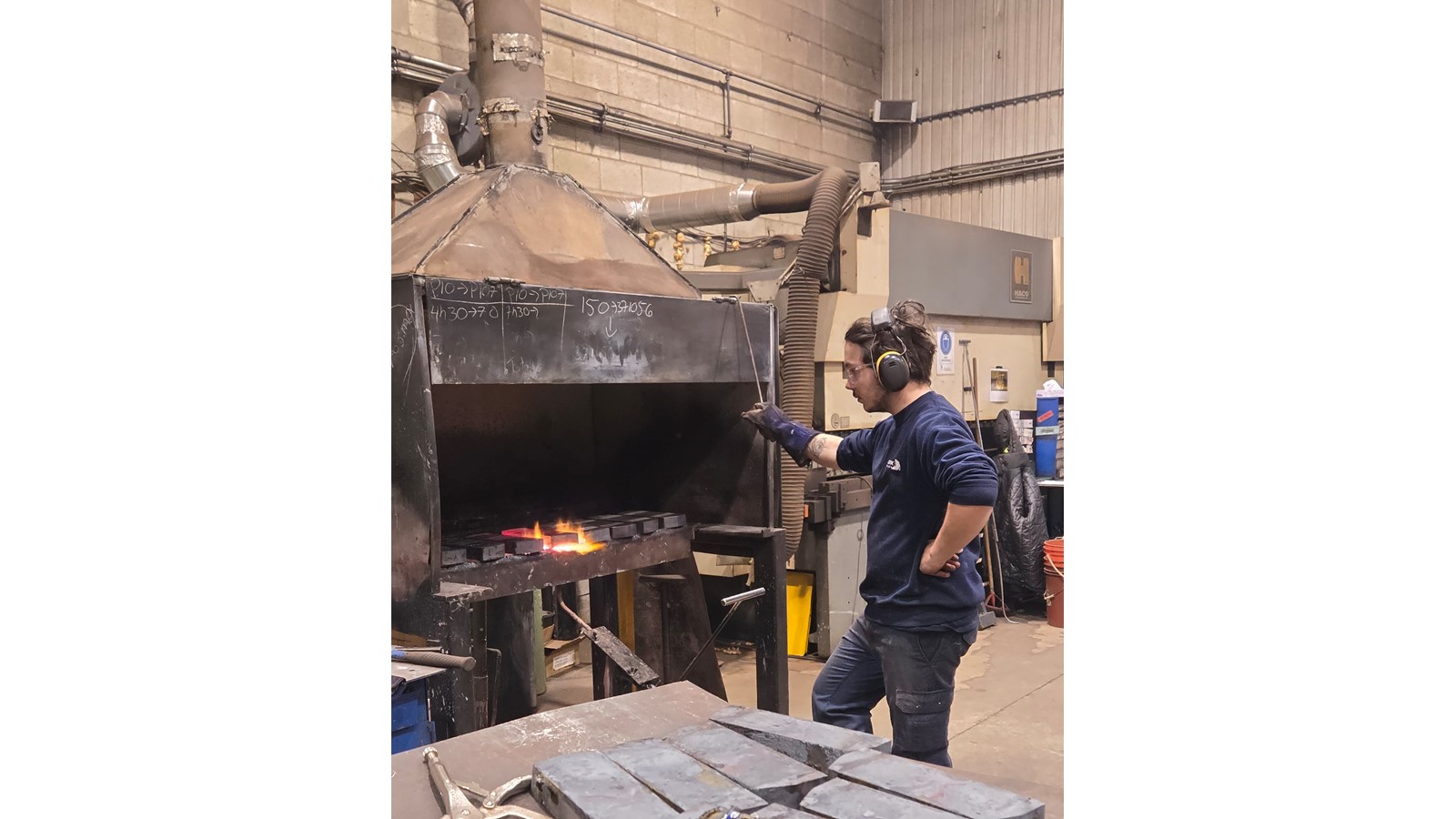 Ils sont principalement destinés à une clientèle locale et internationale composée de manufacturiers de camions avec pelles, de distributeurs, de même que certains particuliers.