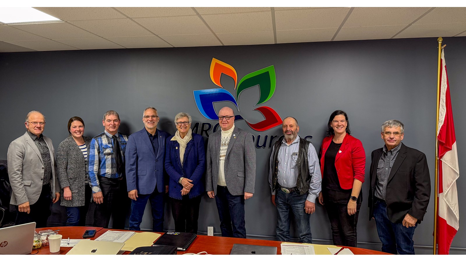 Le député de Richmond-Arthabaska, monsieur Eric Lefebvre, est en compagnie des mairesses et des maires de la MRC des Sources lors d’une rencontre se déroulant à Val-des-Sources. Ces derniers ont unanimement consenti à cette demande de changement de nomination du comté.