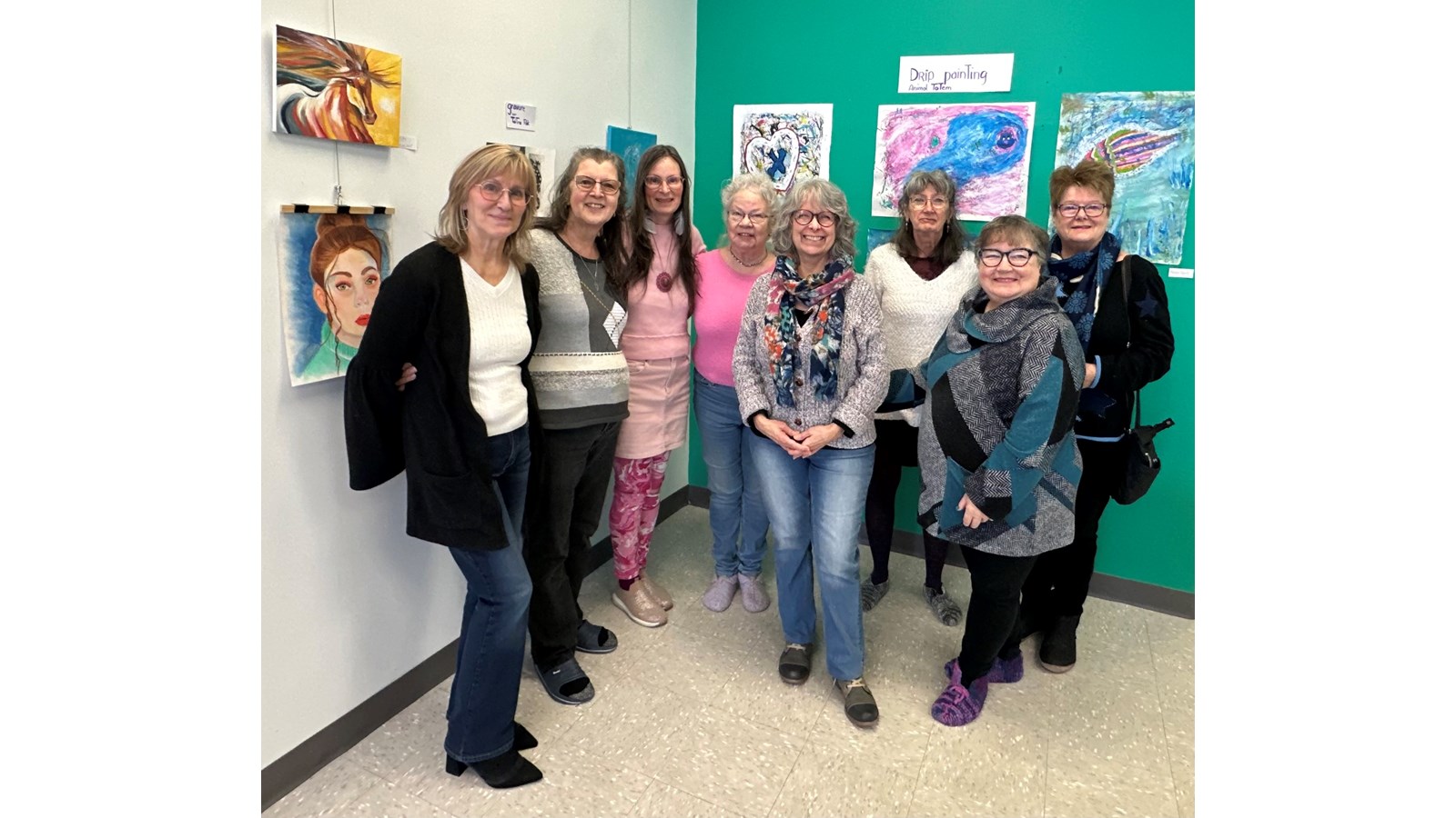 Le Centre des femmes Le Point d’ancrage, situé au 395A, de la 1re avenue à Val-des-Sources, accueille une exposition collective réunissant les œuvres de 12 femmes créatives fréquentant l’endroit.