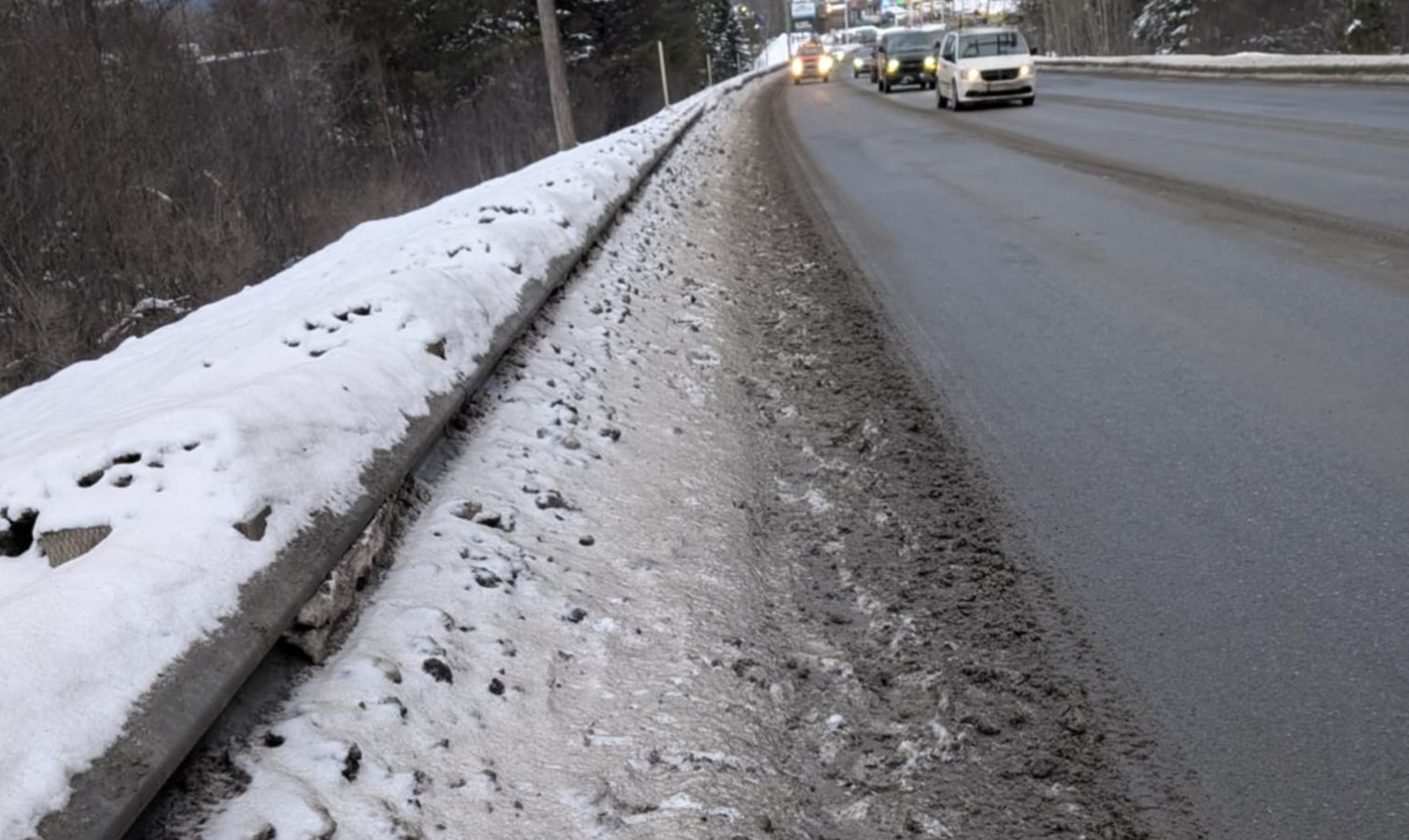 À l’heure actuelle, pour ceux qui empruntent à pied la route 249 pour se rendre au Quartier du Moulin, il n’existe ni lampadaire ni trottoir.