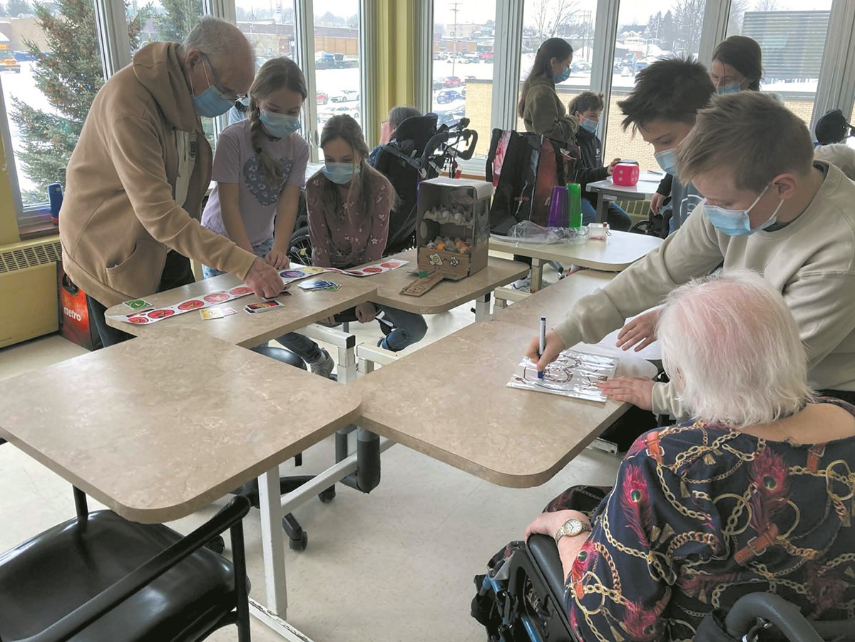 21 élèves de 4e et 5e année de l’école primaire Notre-Dame-de-L’Assomption de Saint-Georges-de-Windsor se sont rendu du côté du CHSLD des Sources le mercredi 25 février dernier.