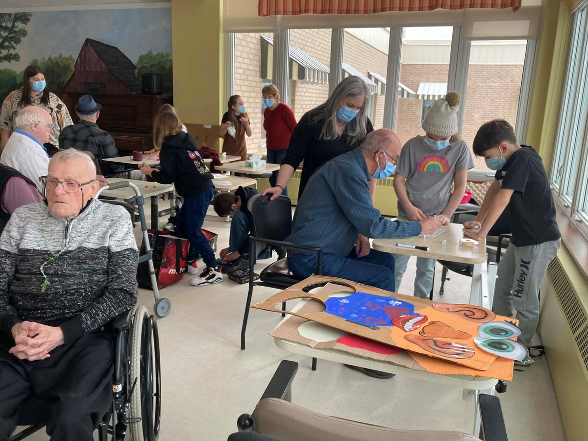 Des élèves de l’école Notre-Dame-de-L’Assomption animent un atelier avec des résidents du CHSLD des Sources