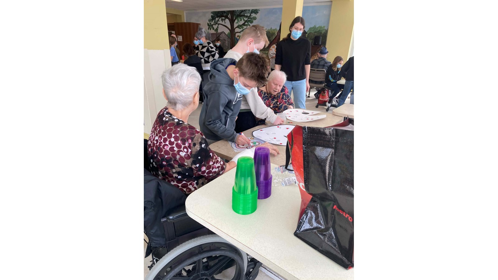 Des élèves de l’école Notre-Dame-de-L’Assomption animent un atelier avec des résidents du CHSLD des Sources