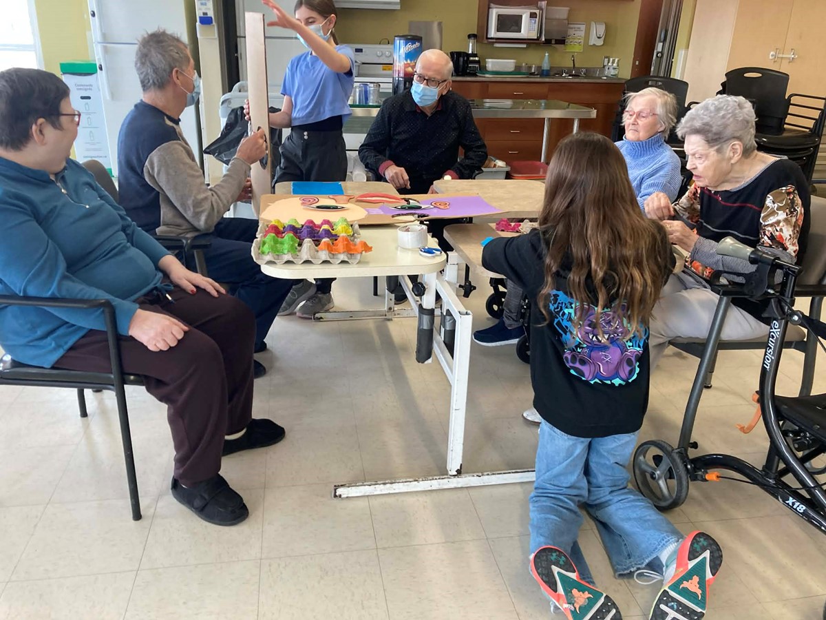 L’activité intergénérationnelle organisée dans le cadre de leur cours d’arts consistait notamment à échanger avec les résidents et d’animer un atelier de jeux interactifs qu’ils avaient eux-mêmes imaginés et préparés pour l’événement.