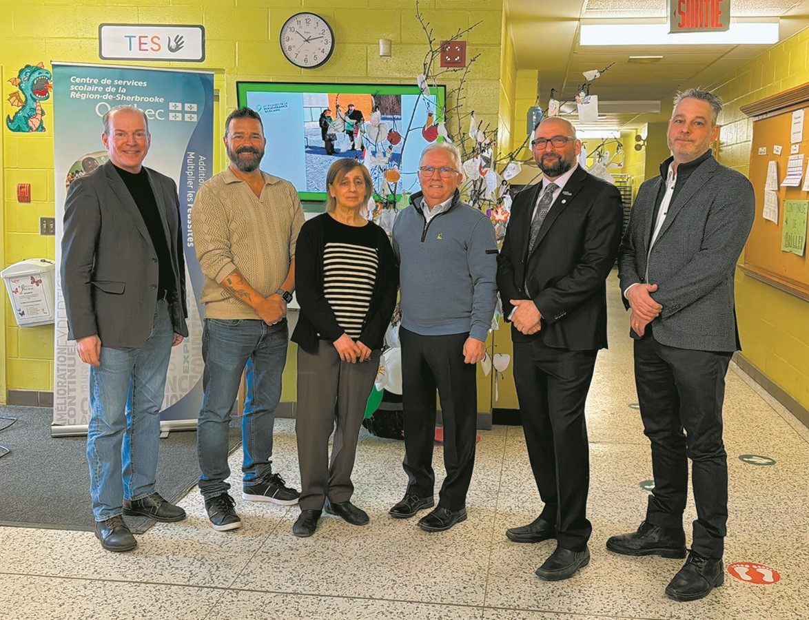 André Bachand (député de Richmond), André Bélisle (directeur adjoint école du Jardin-des-Lacs), Louisa Khennache (directrice école du Jardin-des-Lacs), Daniel Veilleux (maire Saint-Denis-de-Brompton), Sylvain Racette (directeur général CSSRS) et Patrick Guillemette (directeur général adjoint à l’administration CSSRS).