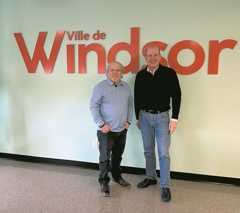Le maire de Windsor, Gaétan Graveline posant en compagnie du député de Richmond