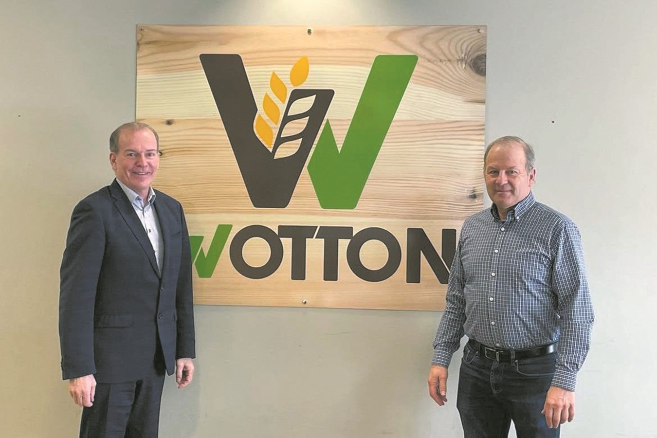 André Bachand pose en compagnie du maire de Wotton, Jocelyn Dion.