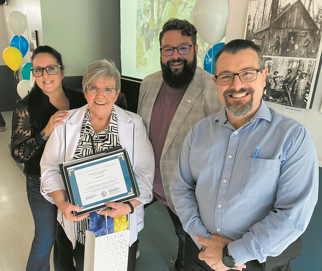 La conseillère district 4, Cheryl Labrie, la bénévole catégorie Ainés, Danielle Vidal, le maire Alexandre Roy, le conseiller responsable des dossiers loisirs, jeunesse et familles, Jordan Madore