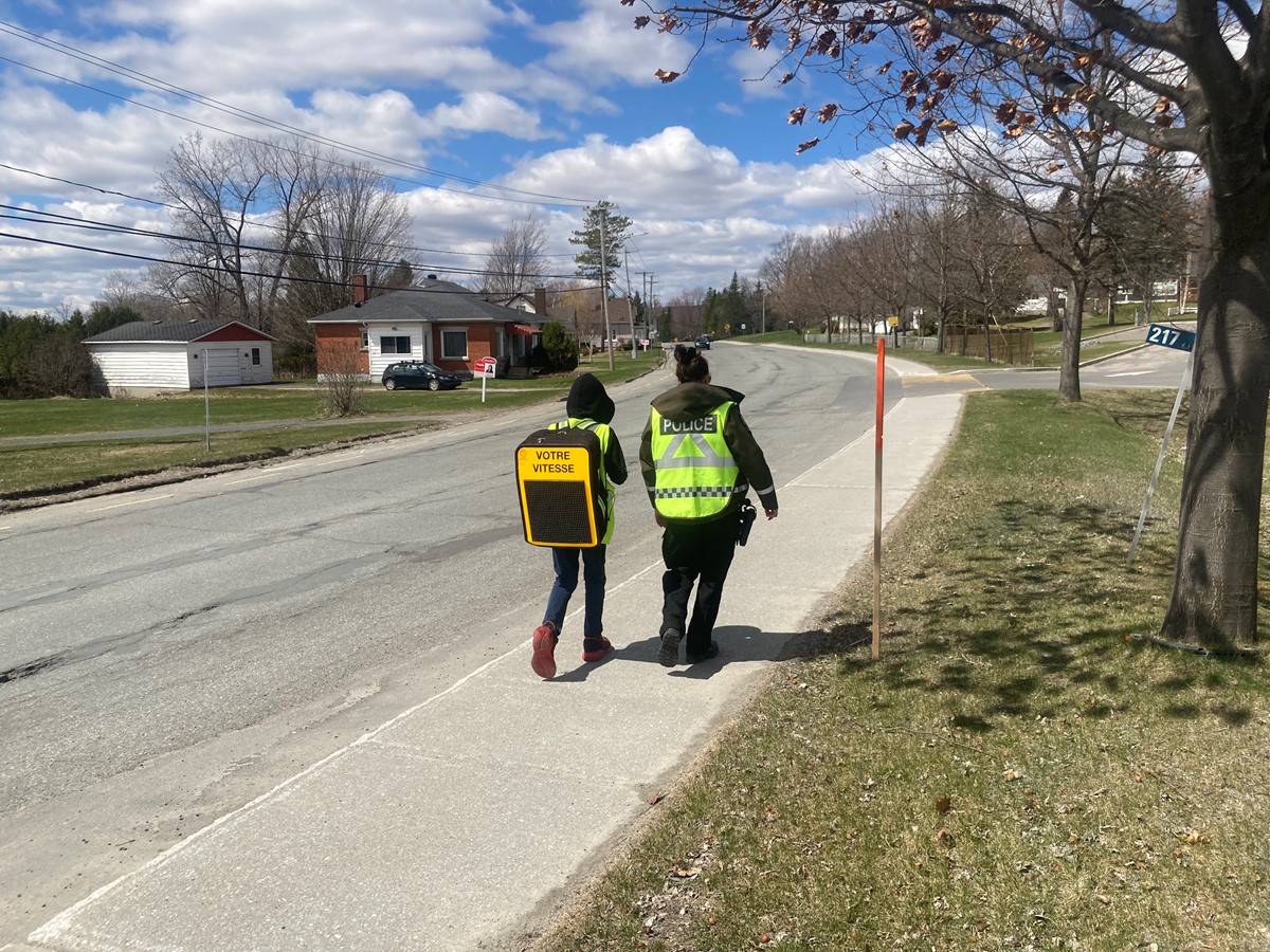L’opération consistait notamment en la présence de trois agents sur le trottoir accompagnés de deux jeunes dont l’un d’eux portait un sac à dos cinémomètre avec écran radar affichant en temps réel la vitesse des véhicules empruntant l’artère routière.