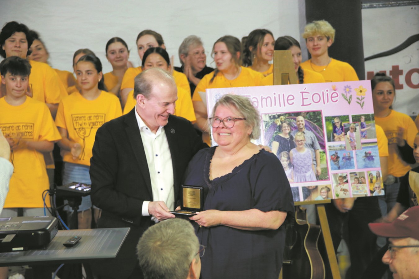 C’est le député de Richmond à l’Assemblée nationale, André Bachand, qui a remis la médaille à Roxanne Vallières devant quelque 600 personnes réunies au Centre J.-A.-Lemay à l’occasion d’un souper-bénéfice du Centre de répit Théo Vallière tenu mercredi dernier.