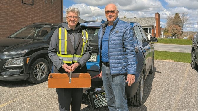 Martine Satre, mairesse de Danville et le bénévole Jean-Guy Laroche.