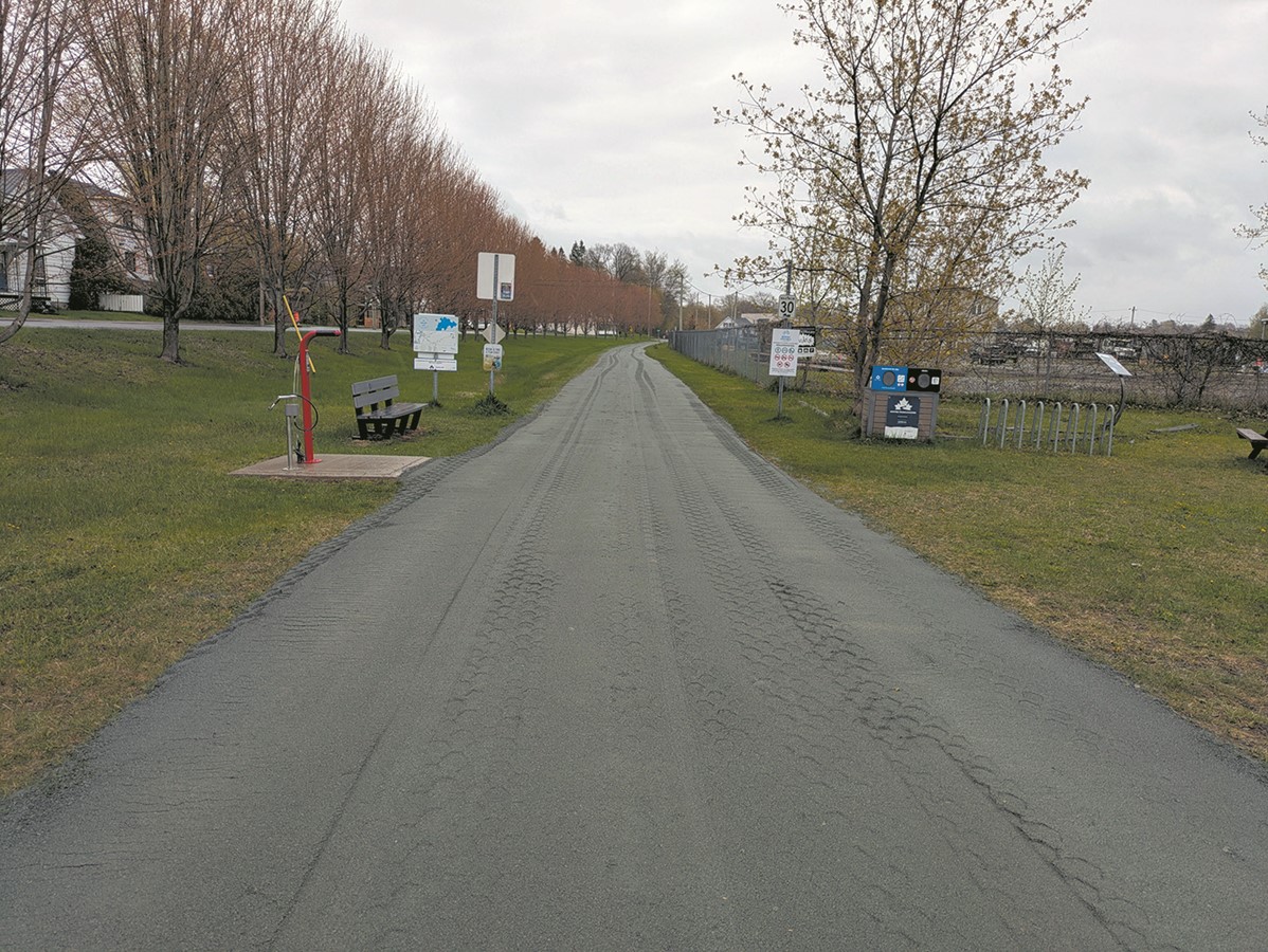Le sentier de la Vallée, qui fait partie des 29 500 km du Sentier transcanadien et des 5 400 km de la Route verte, relie la ville de Richmond à la municipalité de Danville, dans la MRC des Sources