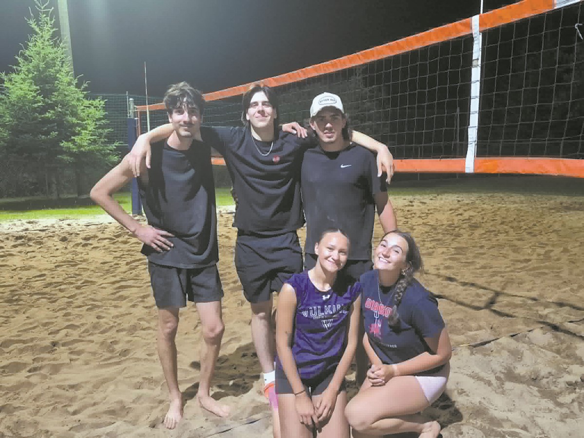 L’équipe gagnante de la compétition amicale de volleyball était formée de Mégane St-Cyr, Samyella Guay, Samuel Couture, Vincent Richer, Zachary Clément et Isaac Grimard-Wilsey.