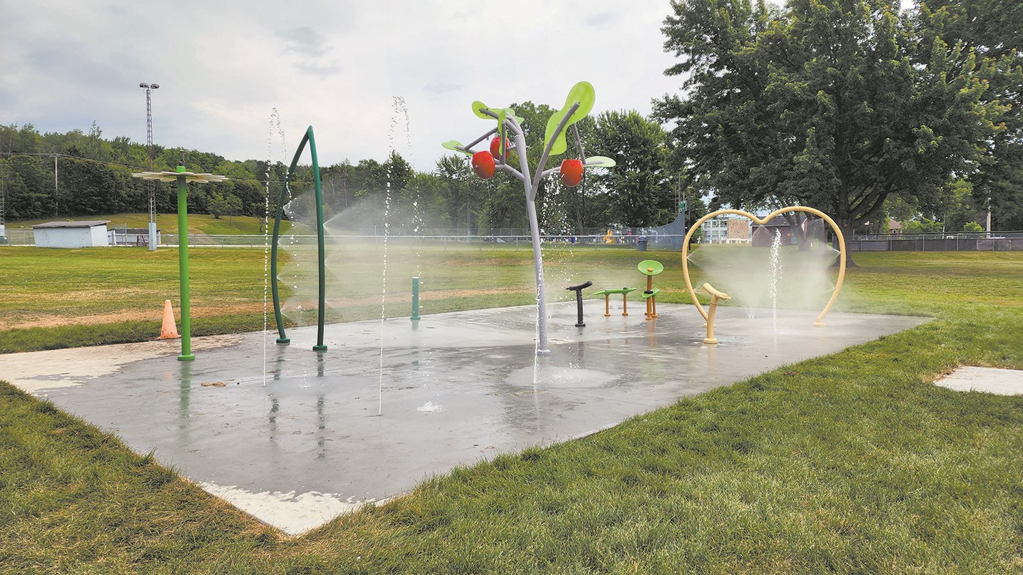 L’accès est tout à fait gratuit et les jeux d’eau sont situés tout près de la piscine municipale de Richmond au 740 rue Gouin.