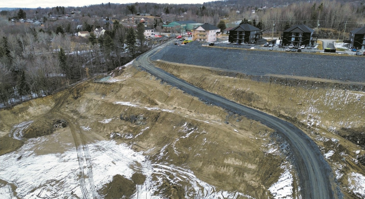 Le complexe est situé au 546, route 143 Sud, à Val-Joli, à l’arrière d’immeubles à logements dans le secteur Saint-Gabriel.