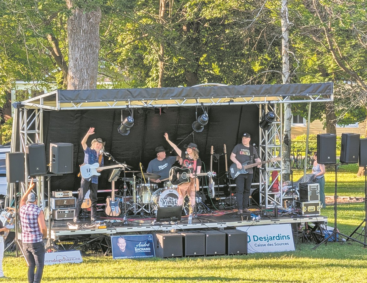 La formation musicale MiRebelle, comptant dans ses rangs le guitariste chanteur et asbestrien d’origine Pascal Castonguay, est venue littéralement faire danser la foule.