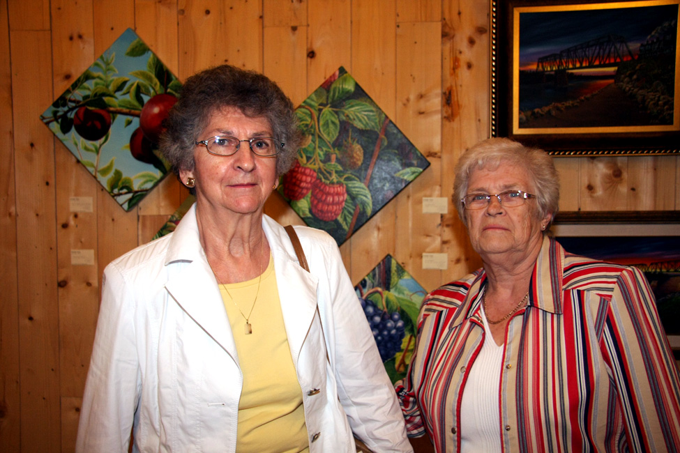 Des visiteurs,  amis de la Poudrière