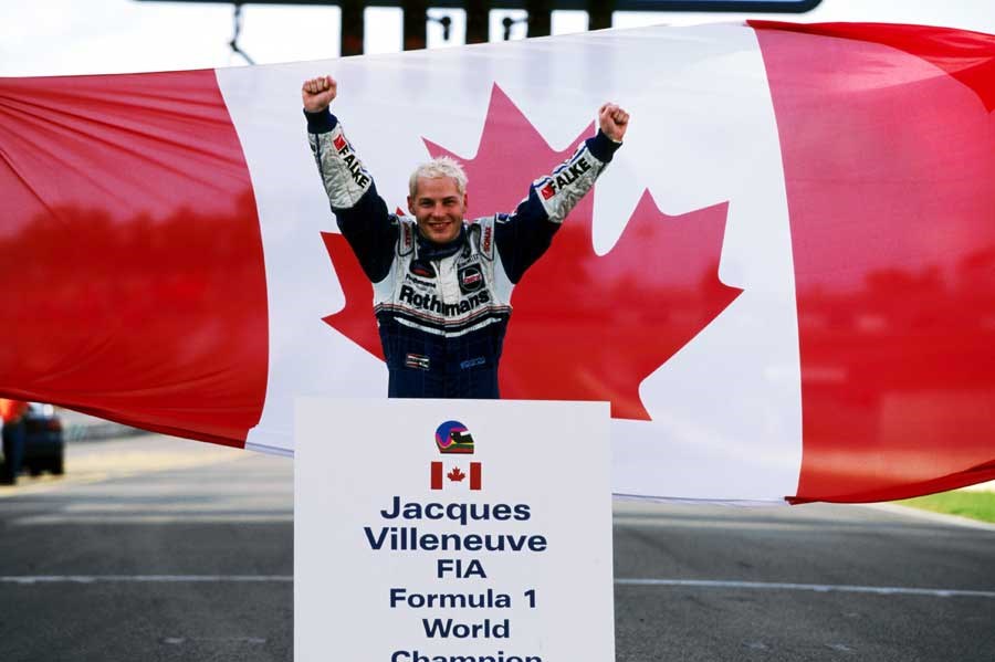 Jacques Villeneuve était sacré champion du monde de Formule 1 en 1997 devant son rival de toujours, Michael Schumacher. Une saison remplie de suspens, un dénouement rêvé.