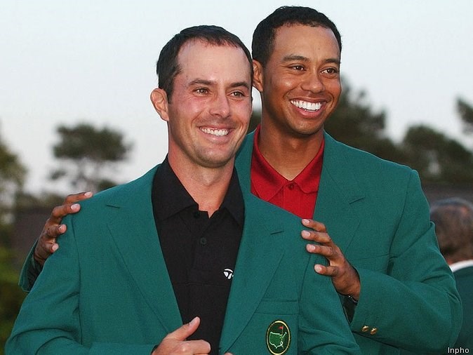 Mike Weir devenait le premier canadien de l'histoire à remporter un tournoi majeur et de surcroît le premier joueur gaucher à gagner le Tournoi des Maîtres. Se faire remettre le veston vert par Tiger Woods, il y a pire quand même! Et dire que Mike Weir est droitier dans la vie de tous les jours. 