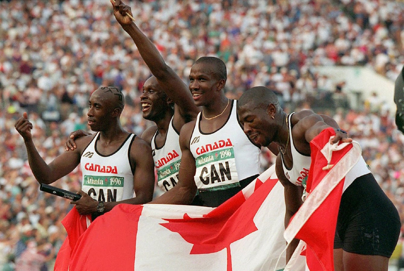 Robert Esmie, Bruny Surin, Donovan Bailey et Glenroy Gilbert couvraient le Canada d'or en 1996 au relais 4x100 mètres. Toute une victoire en sol américain.