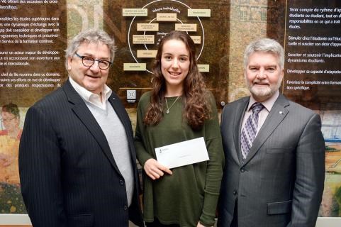 Une étudiante du Cégep de Rimouski reçoit une bourse de 1000$
