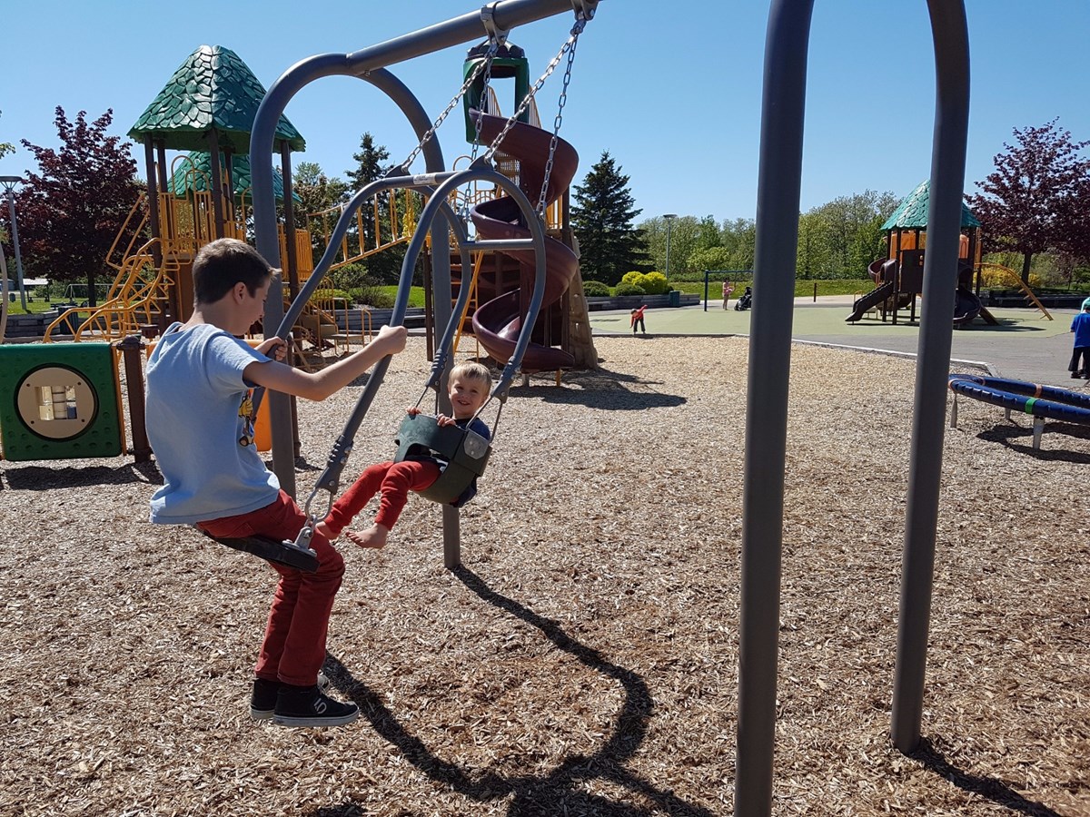 Une première balançoire parent-enfant installée au parc Beauséjour 