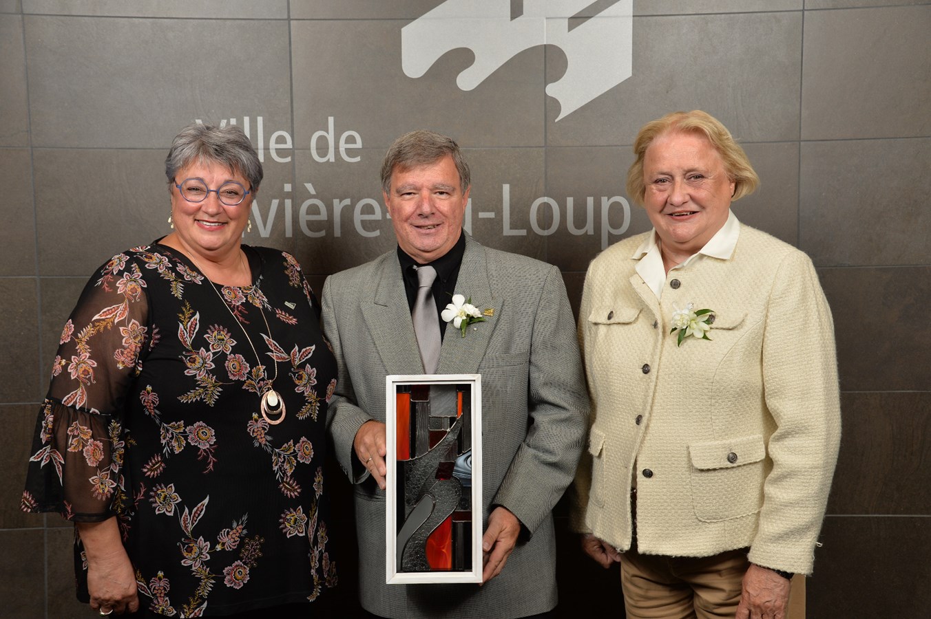 La mairesse de Rivière-du-Loup, Sylvie Vignet, le récipiendaire Gaston Pelletier, ainsi que la fille d'Yves Godbout, Hélène Godbout.