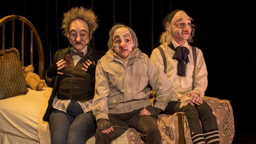 Les trois acteurs qui endossent le costume des petits vieux sont: Vania Beaubien, Isabel Rancier et Alexandre L'Heureux.