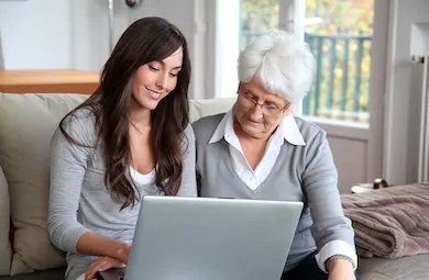 C'est une mise en relation via une plateforme Web alimentée par des jeunes bénévoles qui souhaitent offrir de leur temps pour entrer en contact avec des aînés de façon virtuelle, en partageant des photos, des dessins et des vidéos.