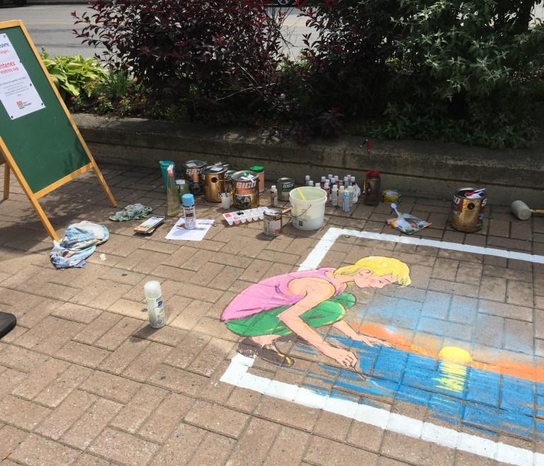 L'artiste VoRo amorce la coloration de Rimouski
