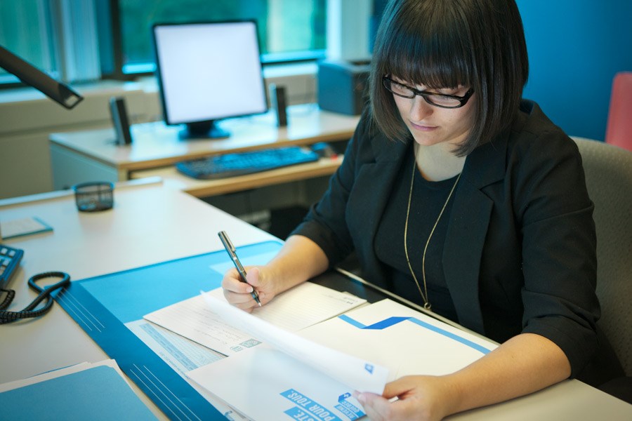 Une employée de Revenu Québec au travail.