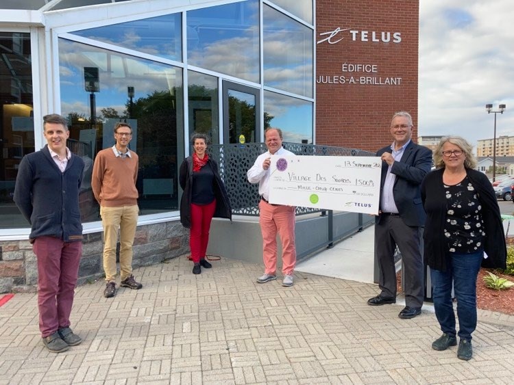 Dave Dumas, bénévole à la Corporation du Village des Sources de Rimouski, Julien St-Amand, Trésorier à la Corporation du Village des Sources de Rimouski, Lucie-Alice Côté, Vice-présidente à la Corporation du Village des Sources de Rimouski
Raymond Lacroix, Vice-président régional - Livraison des solutions spécialisées et soutien chez TELUS, Michel Pineault, Président à la Corporation du Village des Sources de Rimouski et Ghislaine Ross, Directrice générale à la Corporation du Village des Sources de Rimouski.