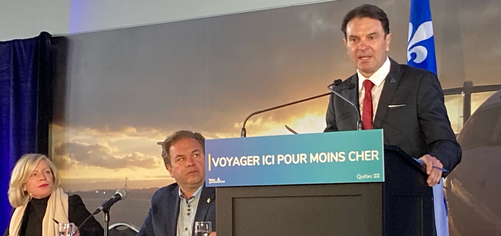 La ministre du Tourisme, Caroline Proulx, Jacques Demers, maire de Sainte-Catherine-de-Hatley et président de la Fédération québécoise des municipalités, et François Bonnardel, ministre des Transports.