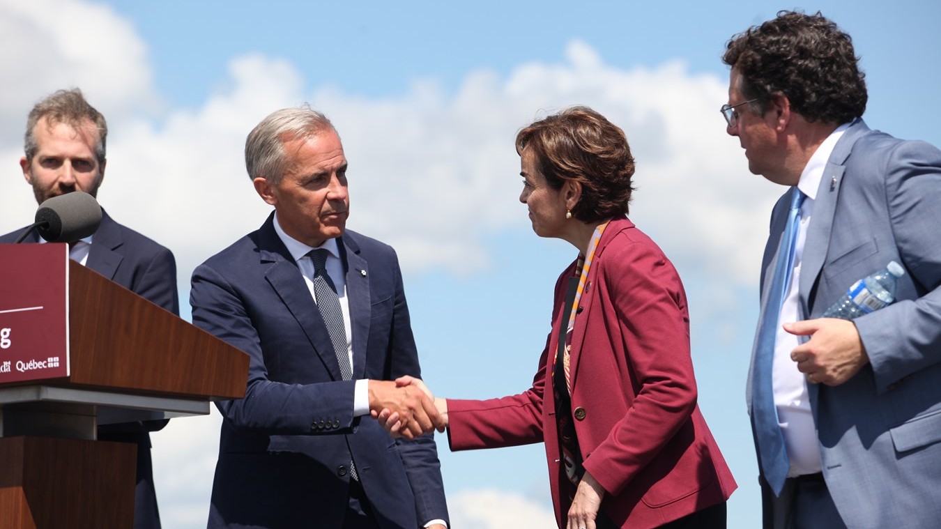 Le Premier ministre du Canada, Mark Carney serrant la main à la Première ministre du Québec, Christine Fréchette à Lévis, ce lundi 24 août