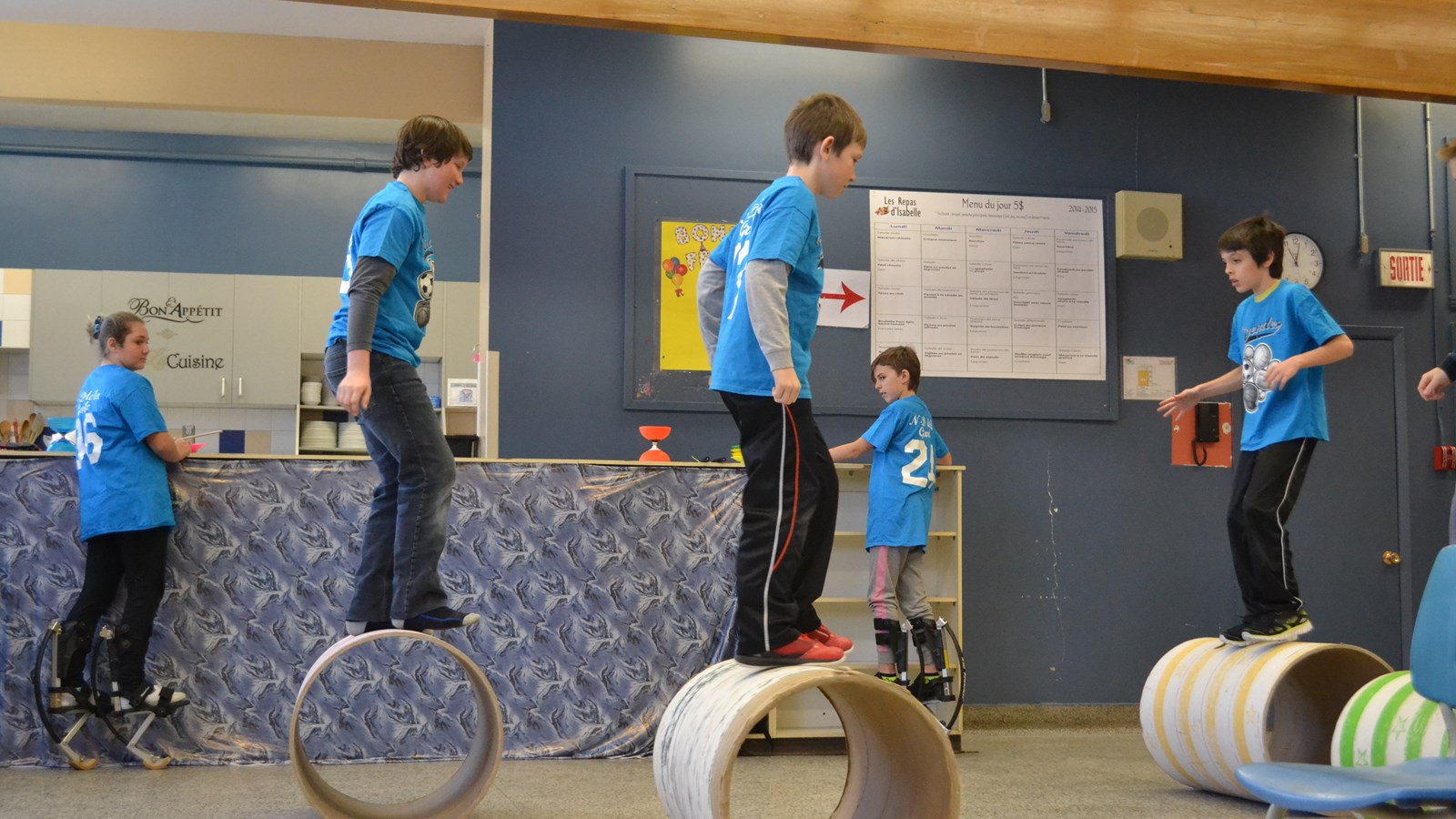 Les élèves de l'école Notre-Dame-de-la-Garde ont profité de l'annonce pour donner un avant-goût de leur spectacle de cirque, qui se tiendra le jeudi 30 avril.