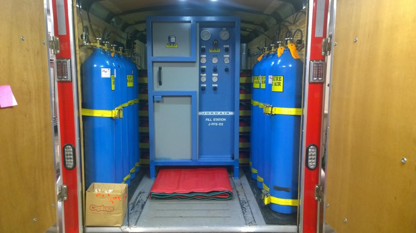 L’unité mobile contient 40 bouteilles d’appareils respiratoires pleines, soit 24 bouteilles de 4500 lb et 16 bouteilles de 2200 lb.