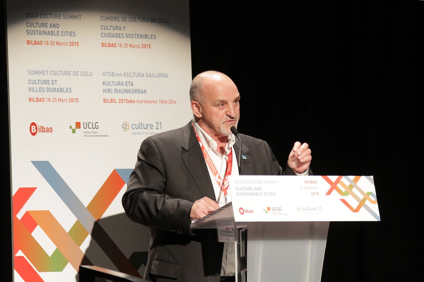 Le maire de Vaudreuil-Dorion Guy Pilon lors de son allocution à Bilbao. 
